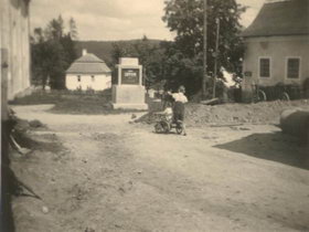 Kirchenplatz mit WHW